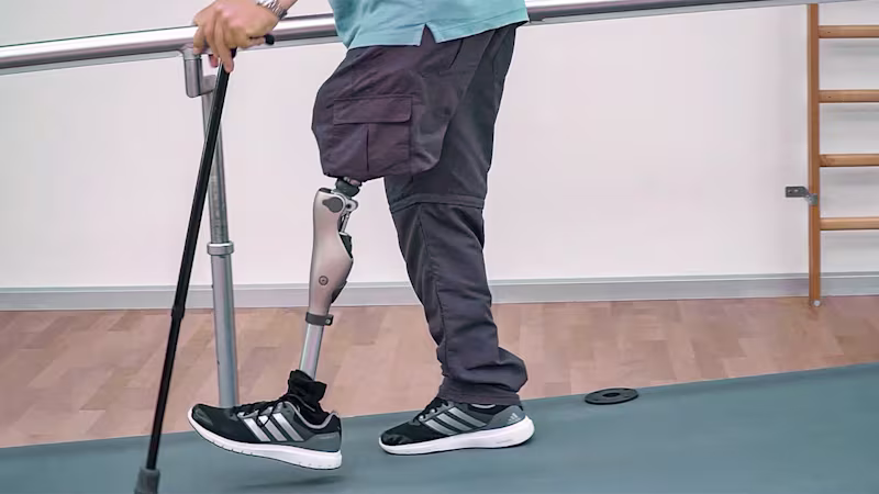 Ein Amputierter geht mit dem mechatronischen Kniegelenk Kenevo von Ottobock eine Rampe herunter.