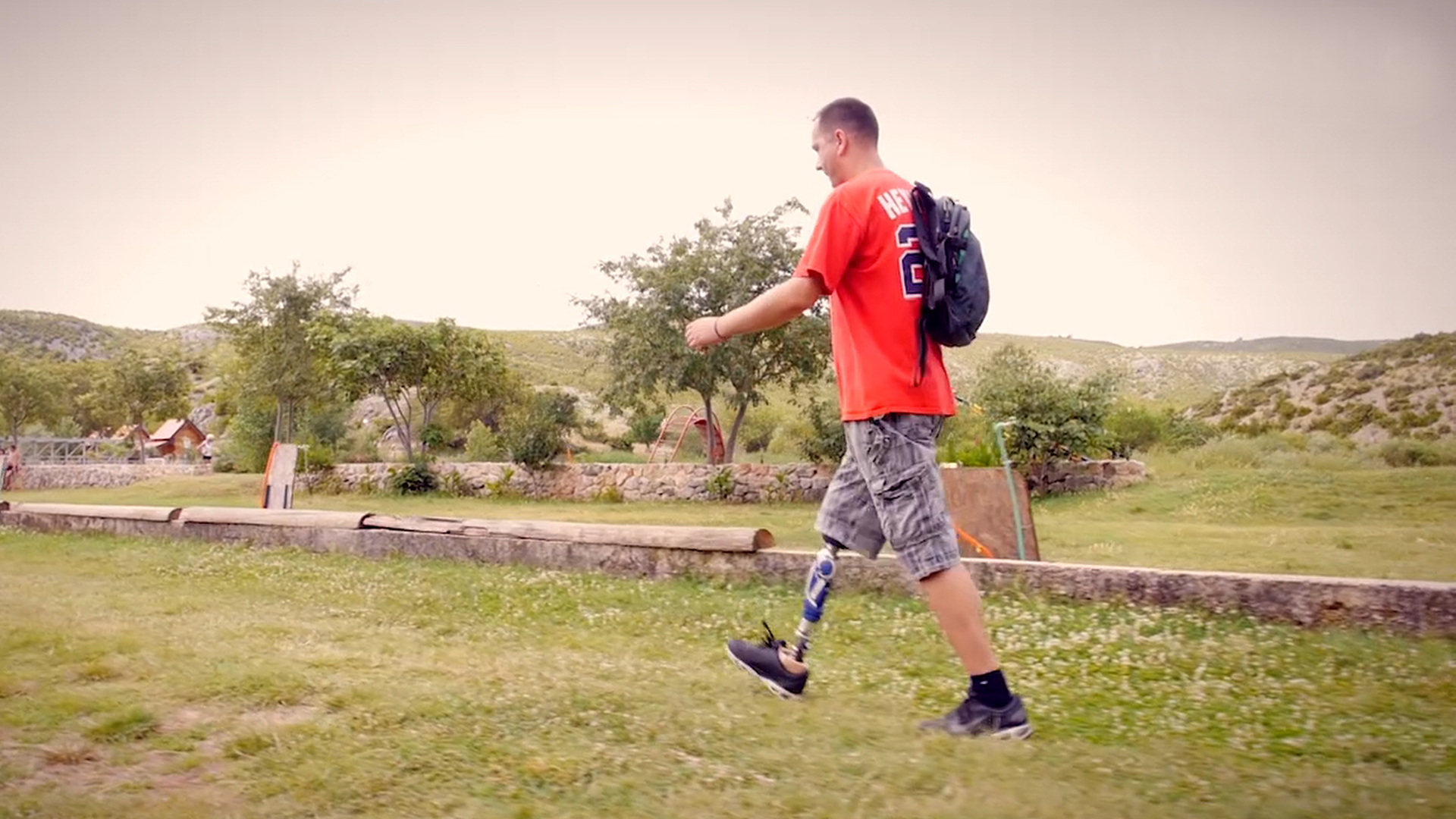 Ein amputierter Mann geht auf einer Wiese spazieren. Er trägt den Prothesenfuß Triton Heavy Duty von Ottobock. 