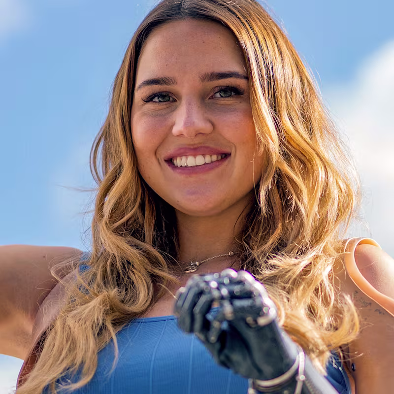 Ottobock'un elçisi Gina, özel yapım yapay elini esnetirken poz veriyor