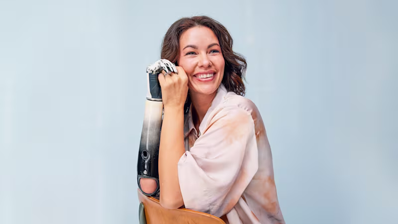 Shaholly, özel Ottobock bebionic eliyle poz verirken kocaman gülümsüyor