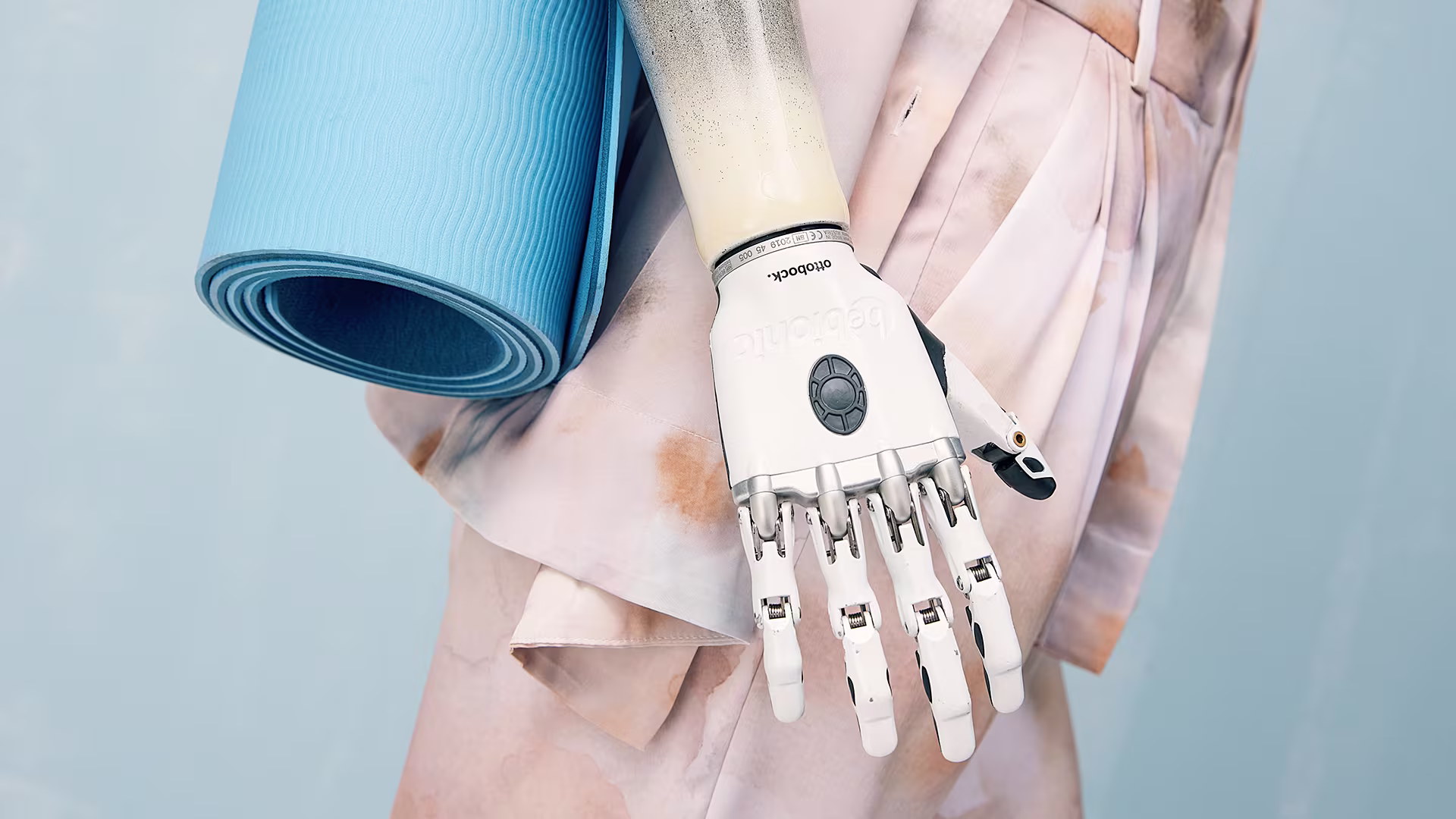 Bir robotik el kullanıcısı yoga dersine gidiyor