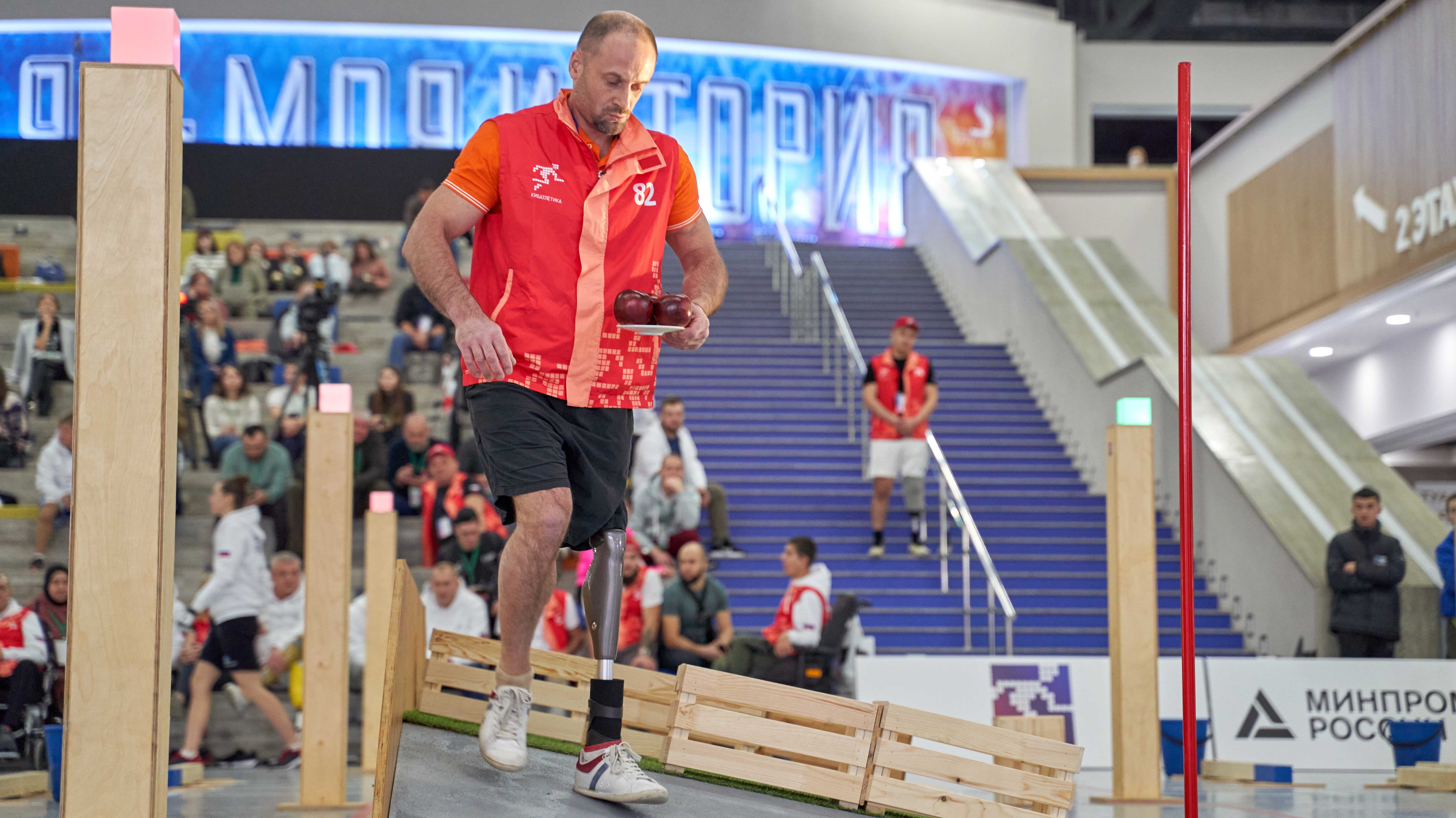 Дмитрий Фролов проходит препятствие «Наклонная поверхность» на Первенстве России по Кибатлетике 2022.