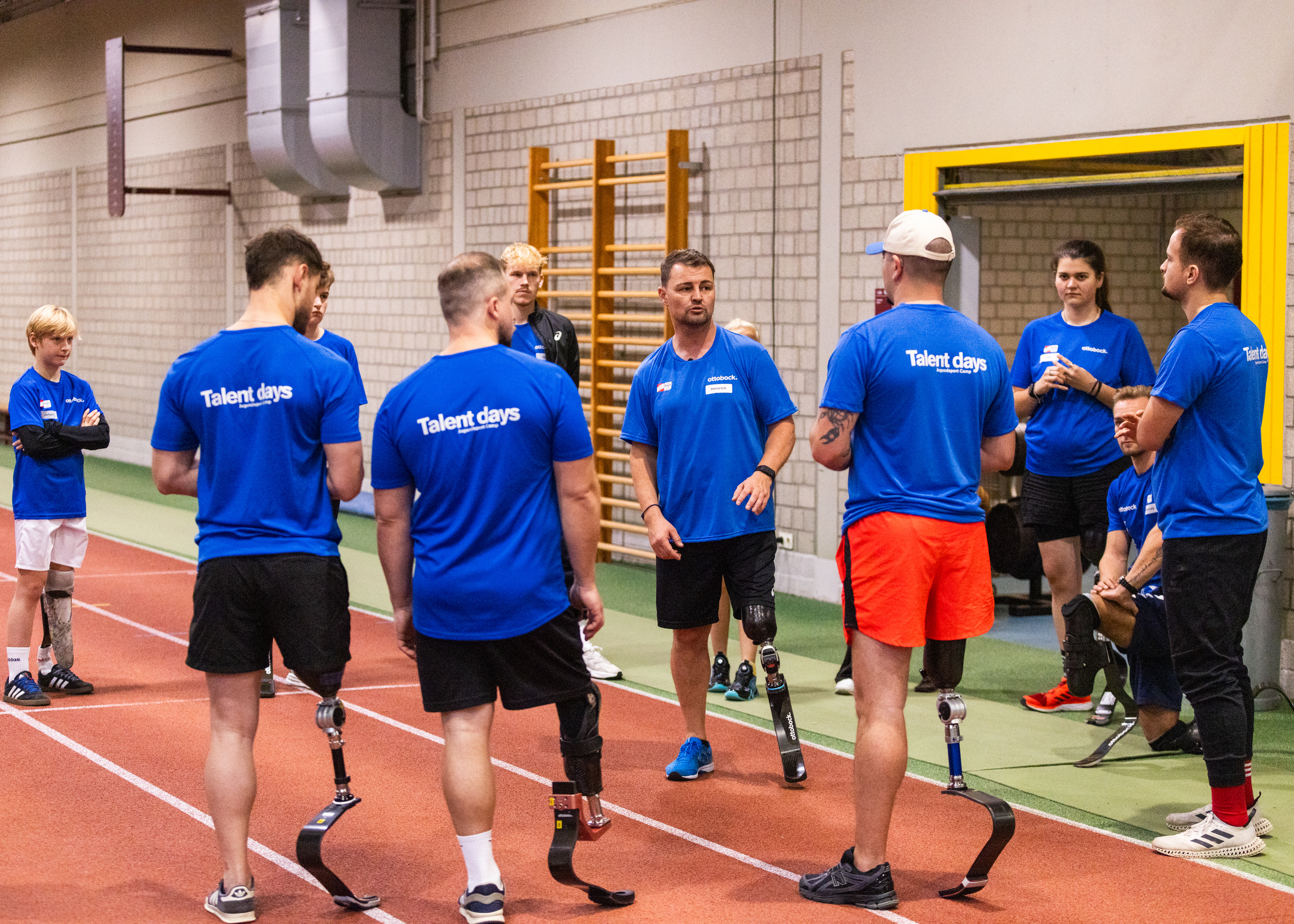 Auf dem Bild sieht man Anwender, die in einem Kreis stehen uns sich austauschen. Sie sind auf den Talent Days 2025.