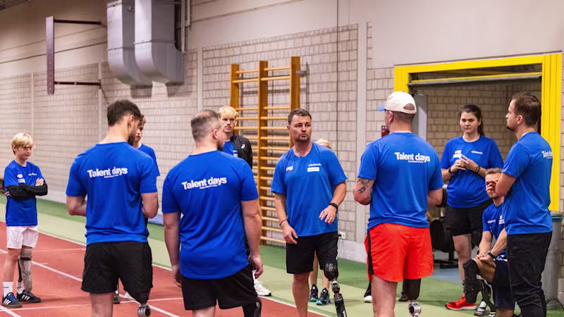 Auf dem Bild sieht man Anwender, die in einem Kreis stehen uns sich austauschen. Sie sind auf den Talent Days 2025.