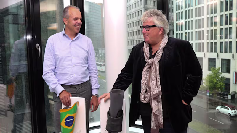 Gemeinsam verkünden Prof. Hans Georg Näder, Vorsitzender der Geschäftsführung der Otto Bock Holding GmbH & Co. KG und Marcus Brennecke von EQT die zukünftige Zusammenarbeit.