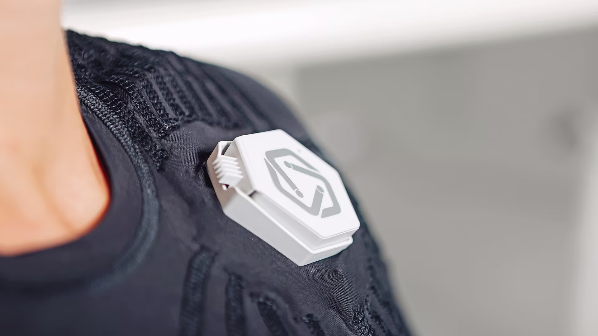 Auf dem Bild sieht man den Oberkörper einer Frau, die den Exopulse trägt. 