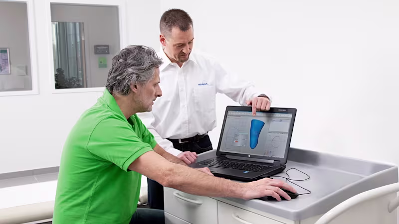 Ottobock technicians modify a digital lower limb scan on Vorum Canfit software.
