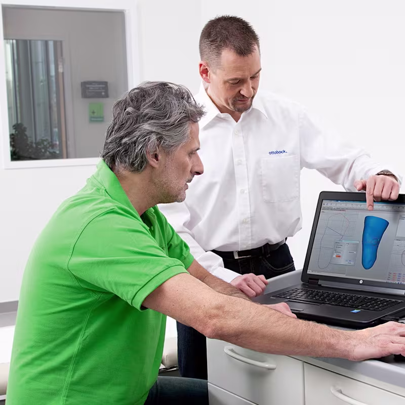 Ottobock technicians modify a digital lower limb scan on Vorum Canfit software.