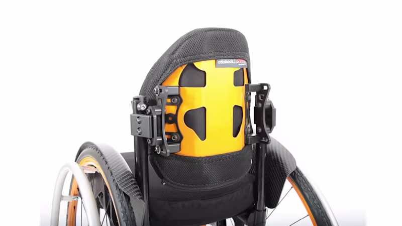 Es wird eine Rückenlehne eines Rollstuhls von Ottobock dargestellt. In der Rückenlehne ist ein Fach, in dem ein brauner Gegenstand liegt.