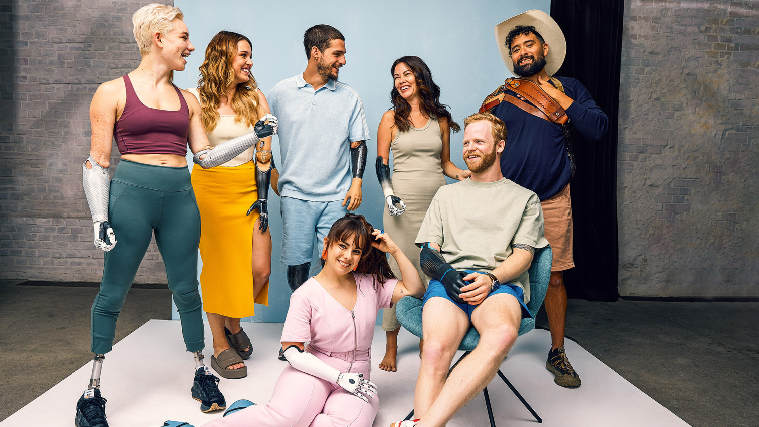 Bir grup biyonik el kullanıcısı özel Ottobock protez kollarını sergiliyor