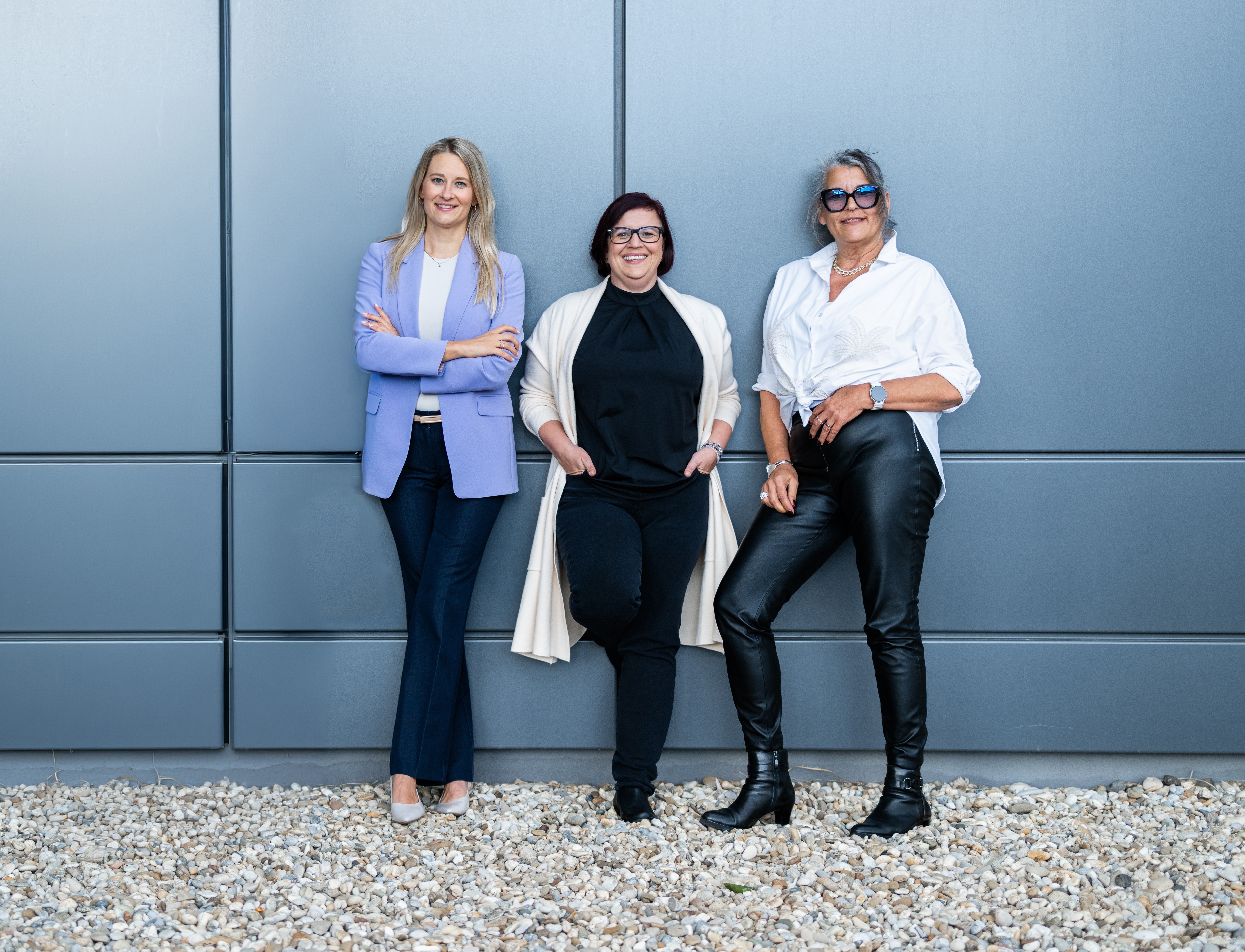 Auf dem Bild sieht man das HR Business Partner Team Wien. Von links nach rechts: Anna-Maria Schwaiger – Senior HR; Jessica Gschweitl – Senior HR Business Partner; Dagmar Tumbaridis – Head of HR Austria.