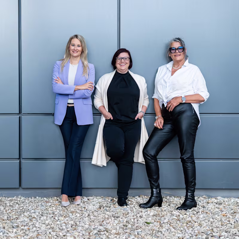 Auf dem Bild sieht man das HR Business Partner Team Wien. Von links nach rechts: Anna-Maria Schwaiger – Senior HR; Jessica Gschweitl – Senior HR Business Partner; Dagmar Tumbaridis – Head of HR Austria.