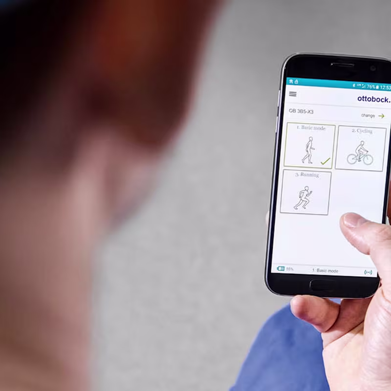 義足コンピューター制御膝継手ジニウムX3 直感ロック 最新 高機能 安定歩行 コックピットアプリ