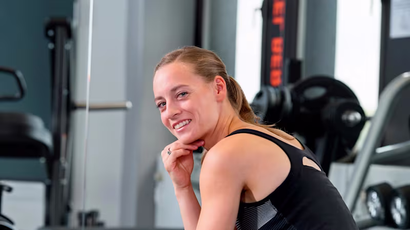 L'ex atleta professionista Anna si rilassa in palestra tra un esercizio e l'altro con la sua Zenit CLT