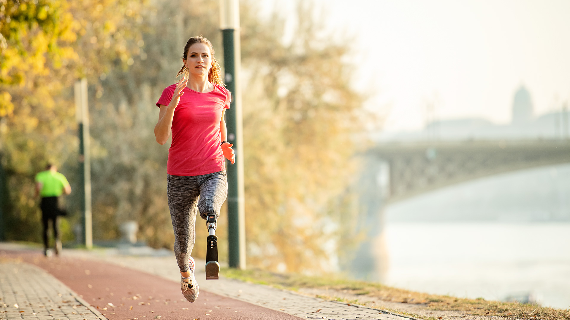 Réka mit ihrer Sportprothese am Laufen