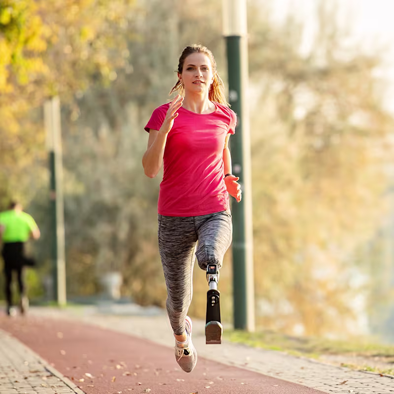 Réka mit ihrer Sportprothese am Laufen