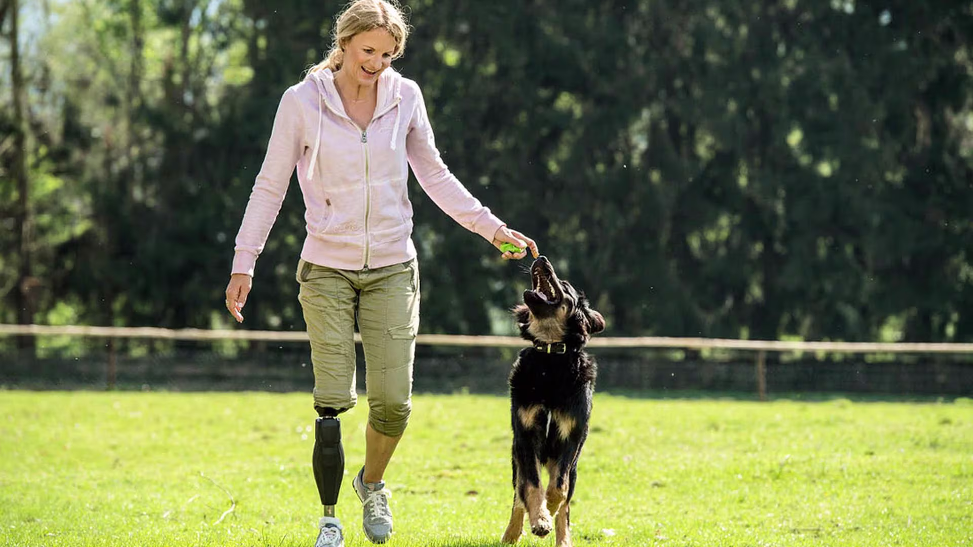 義足コンピューター制御膝継手ジニウムX3 直感ロック 最新 高機能 安定歩行 不整路面 