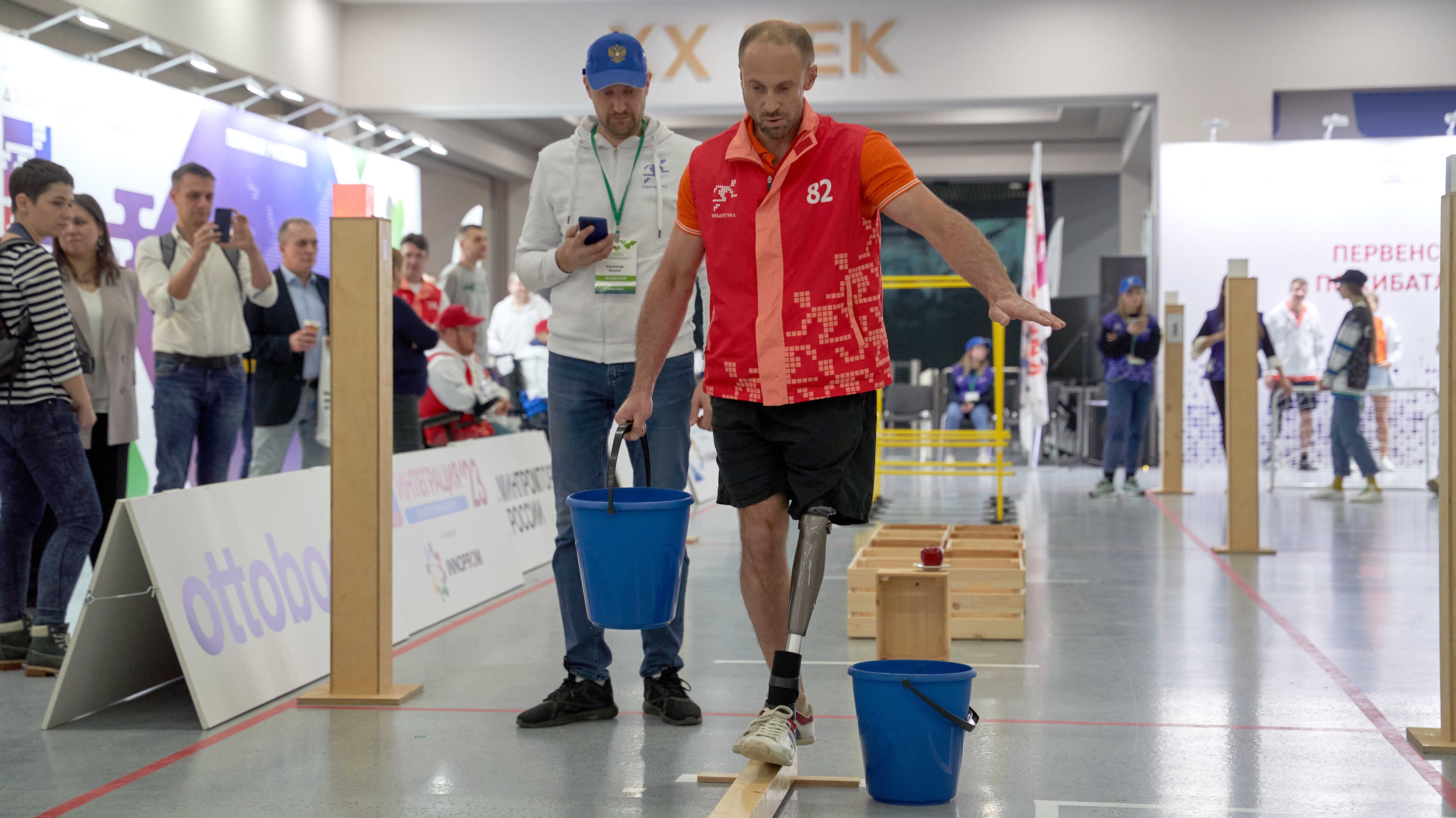 Дмитрий Фролов проходит препятствие «Бревно» на Первенстве России по Кибатлетике 2022