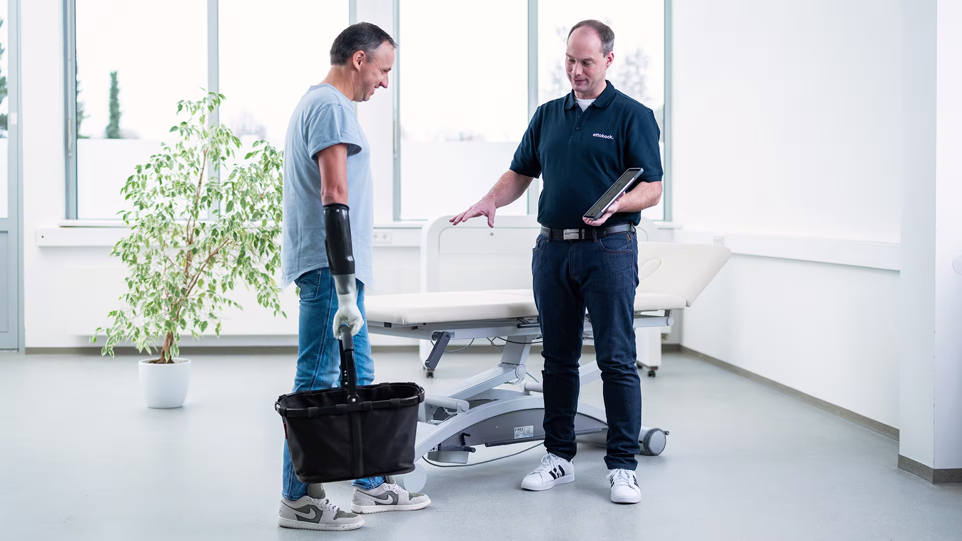 There is a CPO and a michelangelo hand user in the clinic, defining and capturing unintended movements of the prosthetis.
