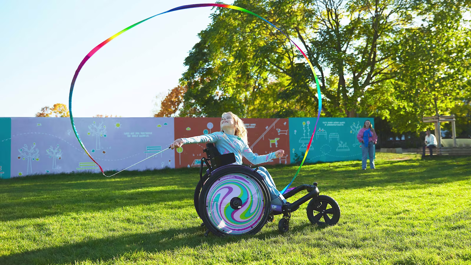 Nominee gioca con la sua carrozzina Kiddo