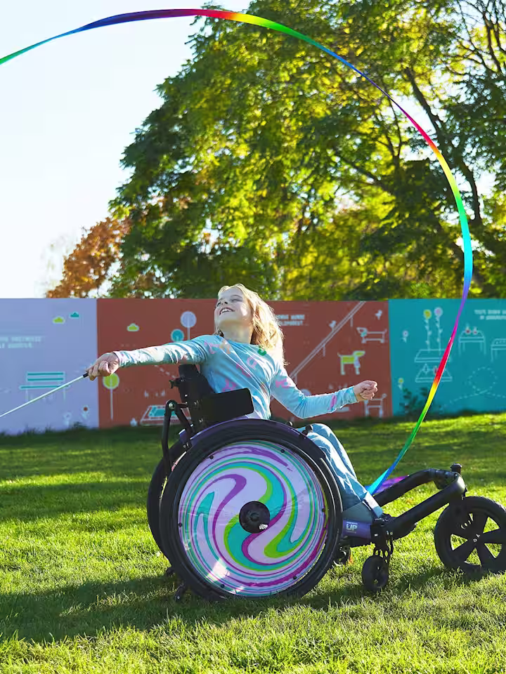 Nominee gioca con la sua carrozzina Kiddo