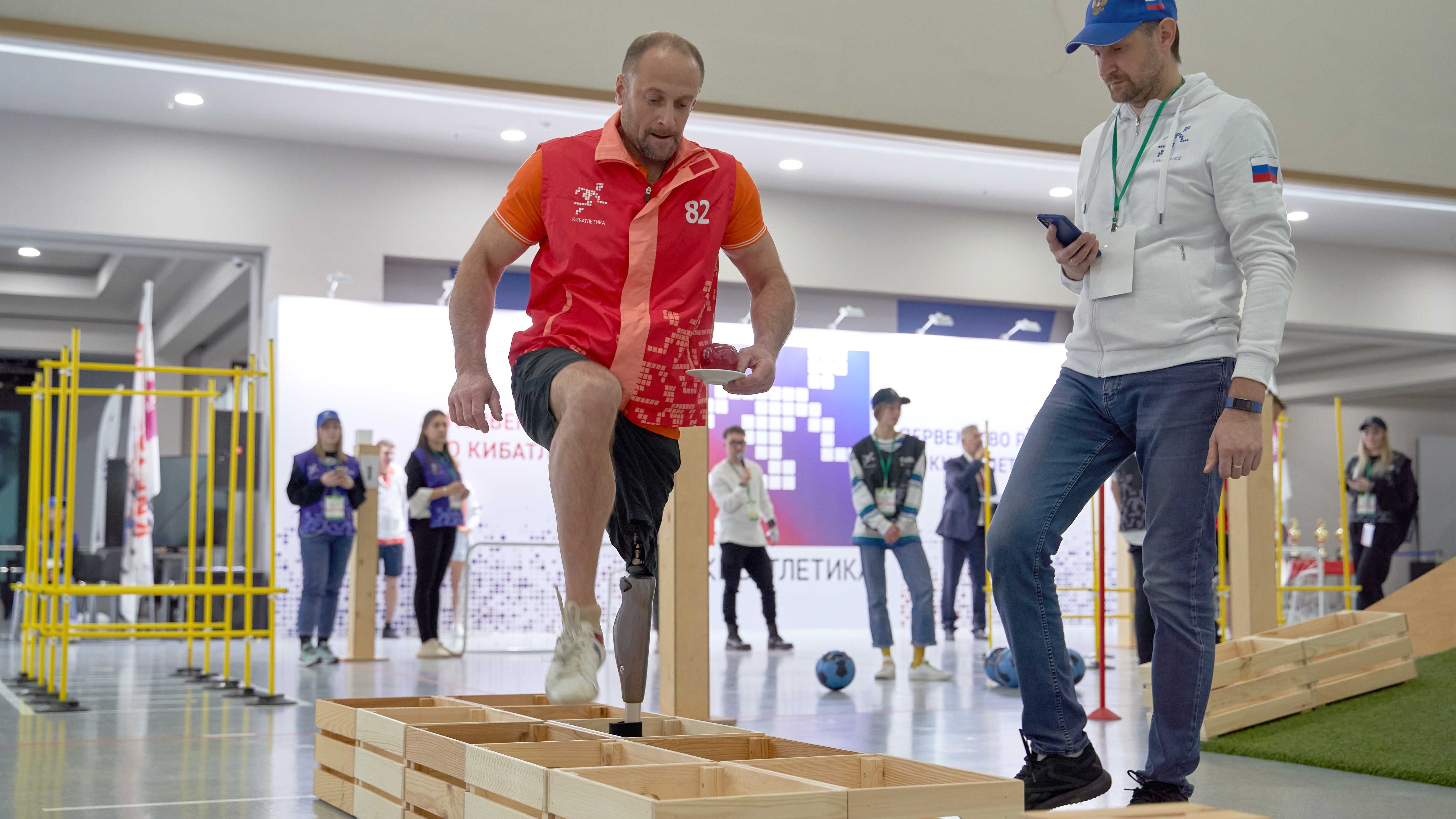 Дмитрий Фролов проходит препятствие «Барьеры» на Первенстве России по Кибатлетике 2022.