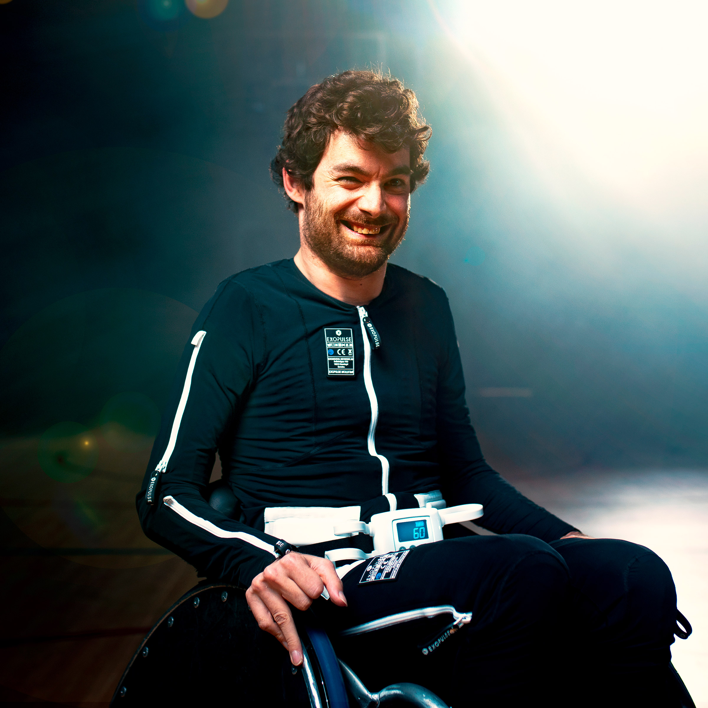 Paziente con paralisi cerebrale che indossa la tuta Exopulse Mollii