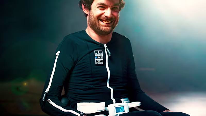 Paziente con paralisi cerebrale che indossa la tuta Exopulse Mollii