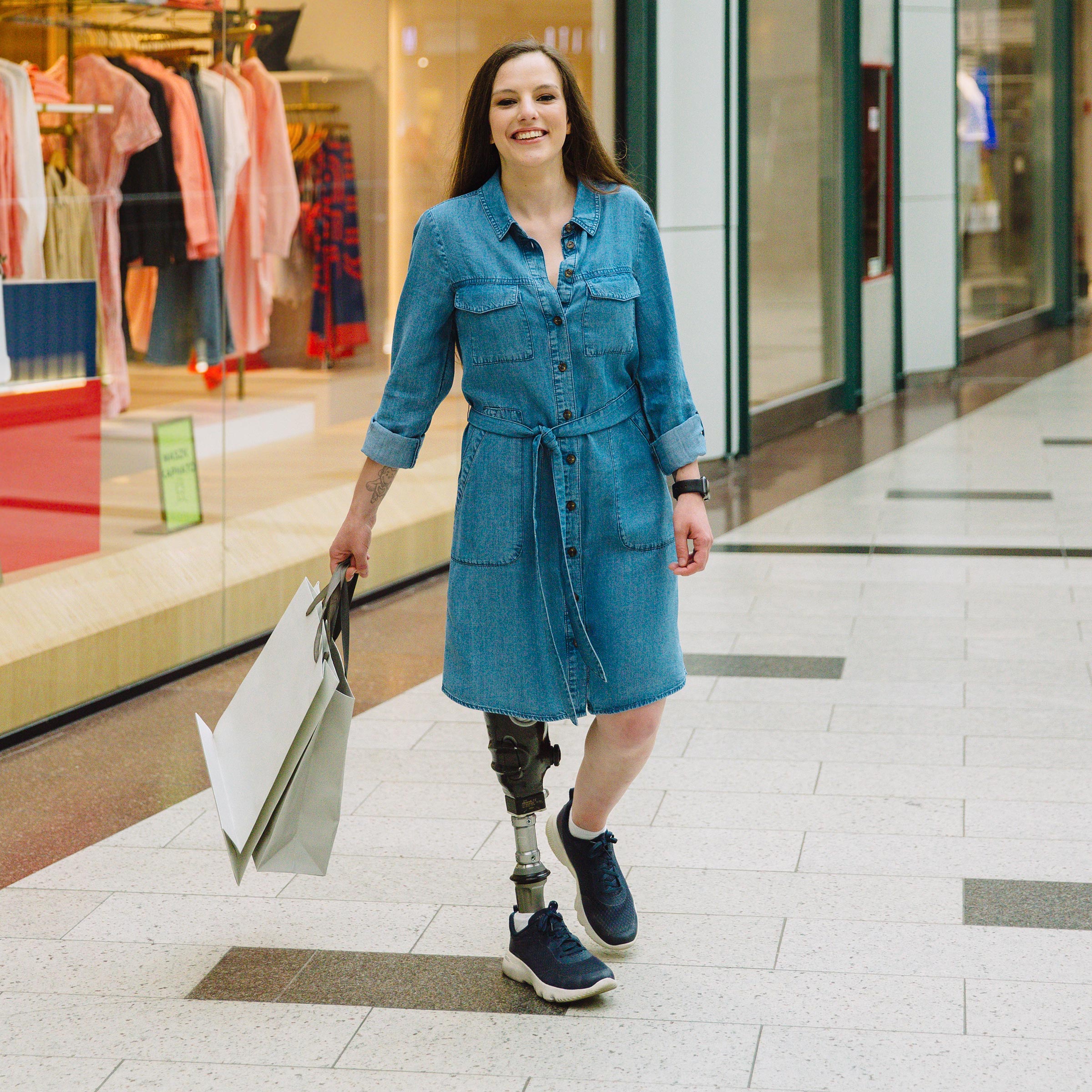 Daniela cammina con le buste dopo un pomeriggio di shopping con il suo piede protesico Taleo Vertical Shock