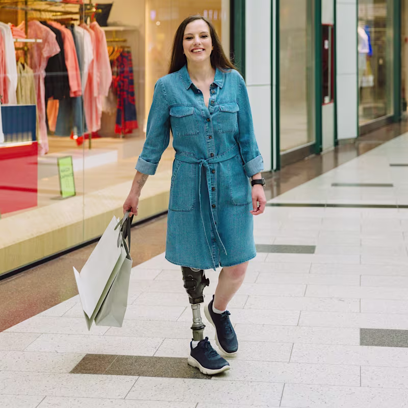 Daniela cammina con le buste dopo un pomeriggio di shopping con il suo piede protesico Taleo Vertical Shock