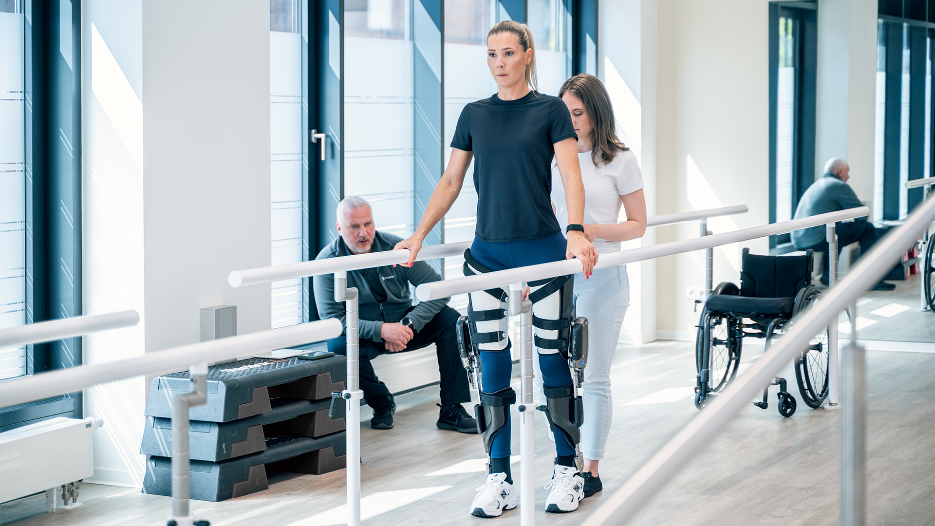 Ein Patient, der C-Brace Interim verwendet, geht während der Therapie mit Hilfe eines Arztes