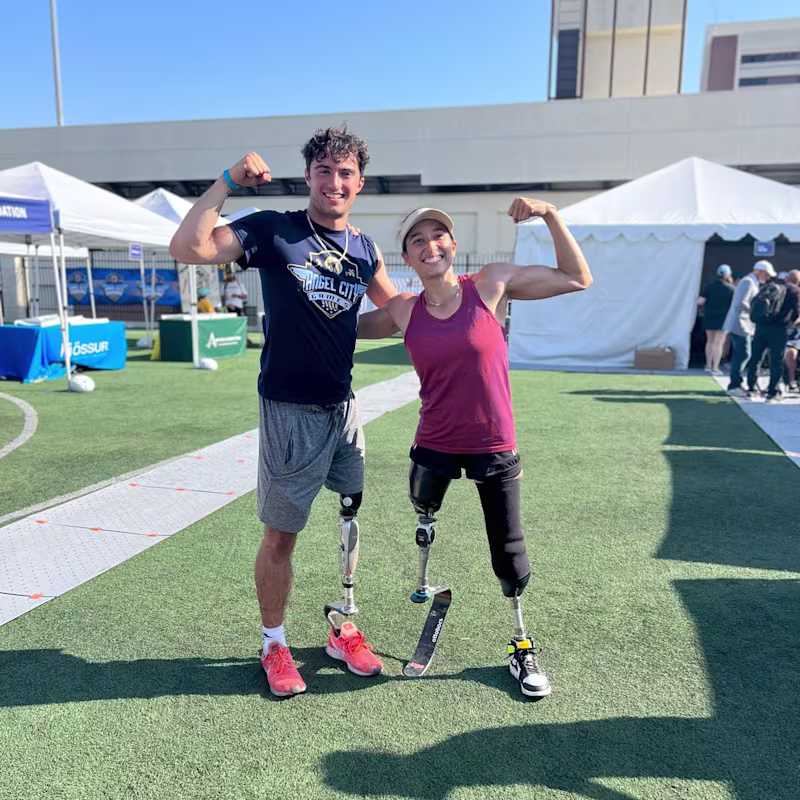 Ezra Frech en un evento deportivo de Angel City posando con un asistente