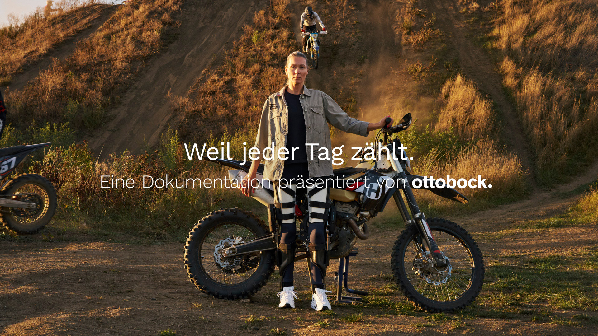 Eine Frau, die C-Brace Interim verwendet, posiert vor einem Motorrad in der Natur