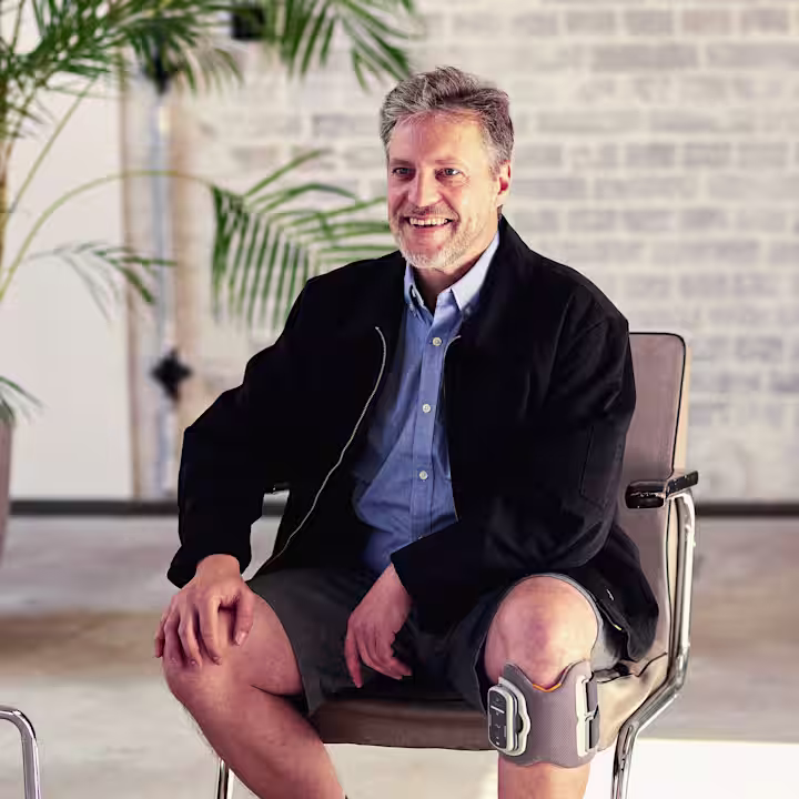 Nach einem Schlaganfall trägt Dirk das L300 Go System am linken Bein