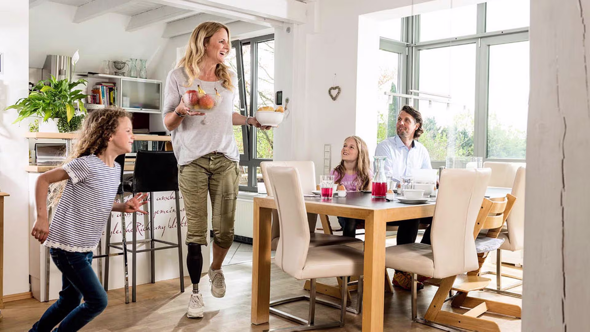 義足コンピューター制御膝継手ジニウムX3 直感ロック 最新 高機能 安定歩行