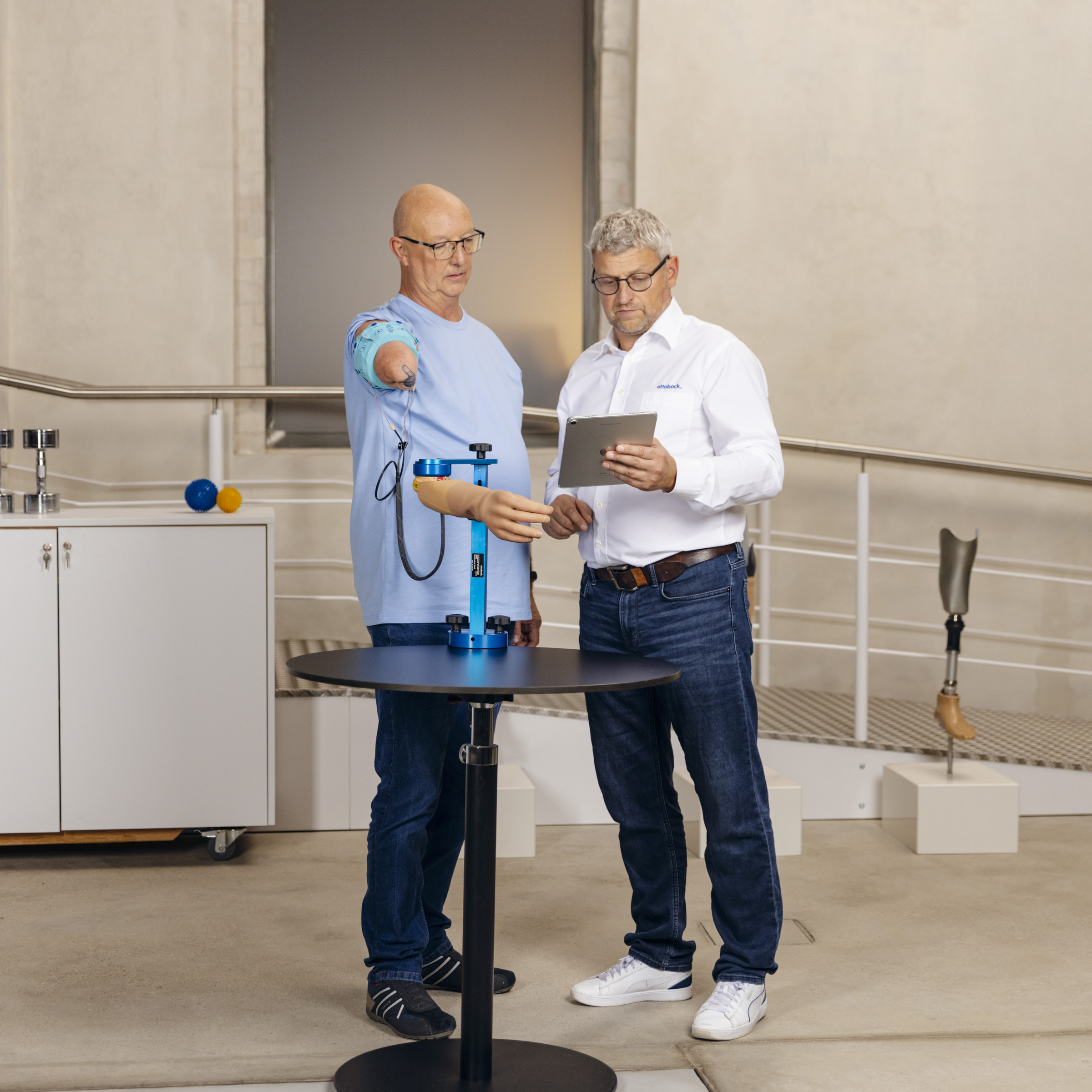 Ralf discussing the speedhand myoelectric prosthetic hand with his technicians, highlighting its features and adjustments.