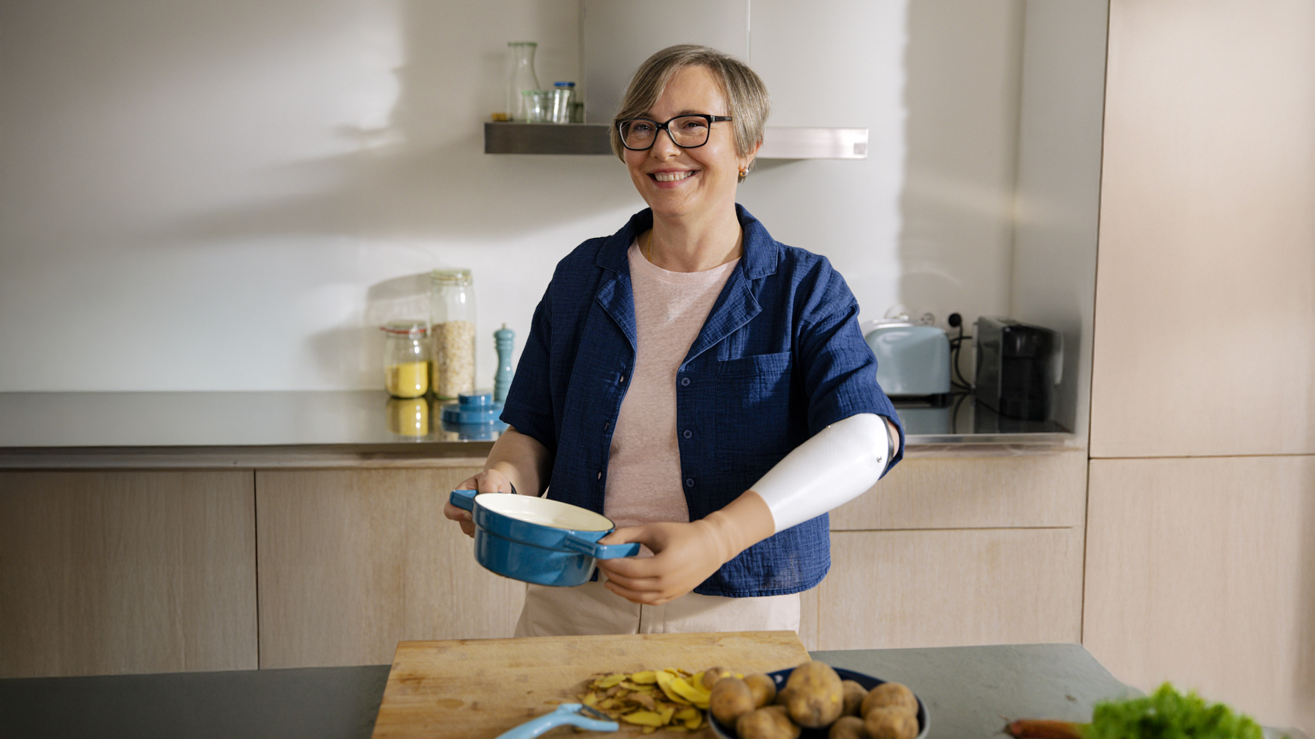 Bozena nutzt die speedhand myoelektrische Prothesenhand und zeigt ihre Präzision und Anpassungsfähigkeit im Alltag.