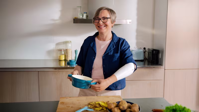 Bozena nutzt die speedhand myoelektrische Prothesenhand und zeigt ihre Präzision und Anpassungsfähigkeit im Alltag.