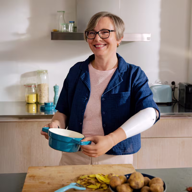 Bozena nutzt die speedhand myoelektrische Prothesenhand und zeigt ihre Präzision und Anpassungsfähigkeit im Alltag.