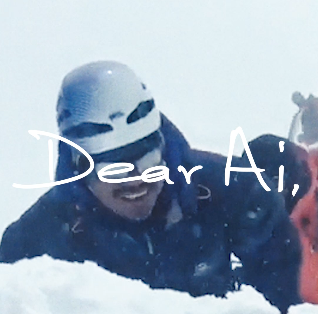 Bergsteiger Hari Budha Magar klettert in verschneiten Gewässern einen Berg, wobei „dear AI“ Text-Overlay auf der Bildgebung erscheint