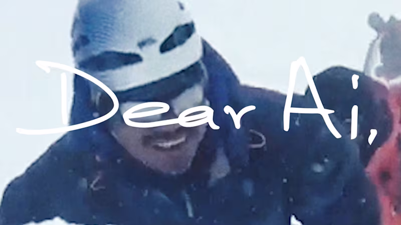 Bergsteiger Hari Budha Magar klettert in verschneiten Gewässern einen Berg, wobei „dear AI“ Text-Overlay auf der Bildgebung erscheint