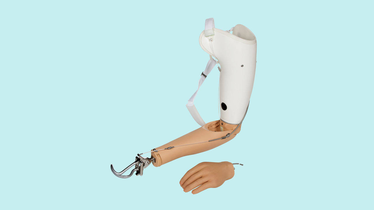 Hier wird die Body-Powered Prothese von Ottobock für einen Armprothesenträger gezeigt. 