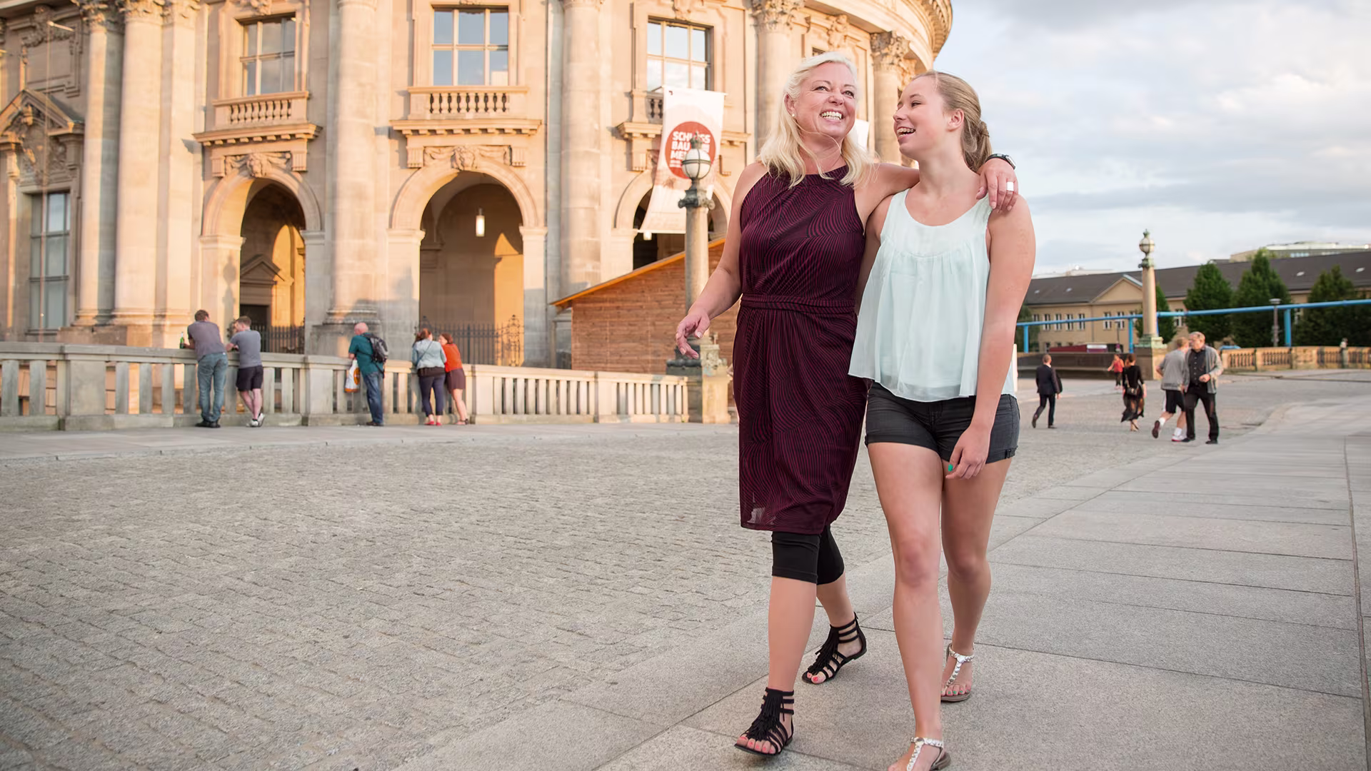 Zwei Frauen gehen in der Stadt spazieren. Eine der beiden trägt dabei einen Prothesenfuß von Ottobock.
