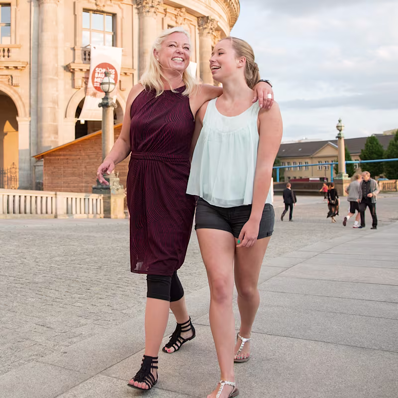 Zwei Frauen gehen in der Stadt spazieren. Eine der beiden trägt dabei einen Prothesenfuß von Ottobock.