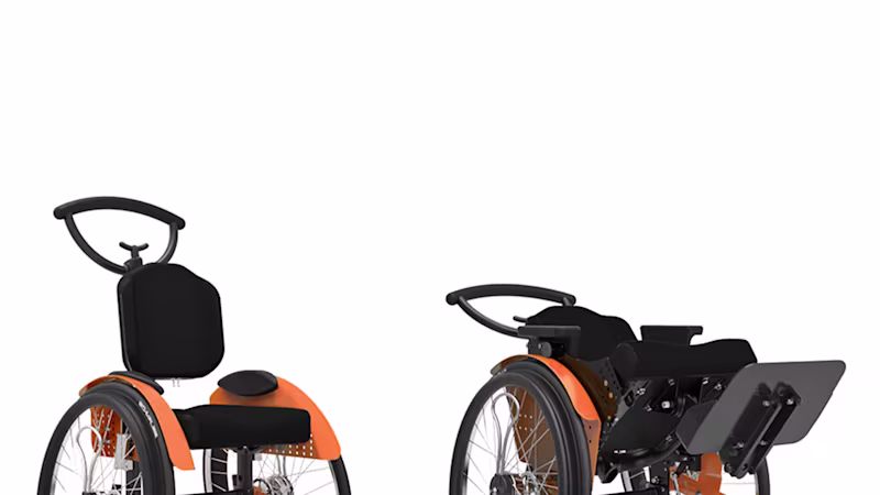 Turuncu yan panelli, siyah döşemeli ve tekerlekli kidevo prime tekerlekli sandalye modeli.