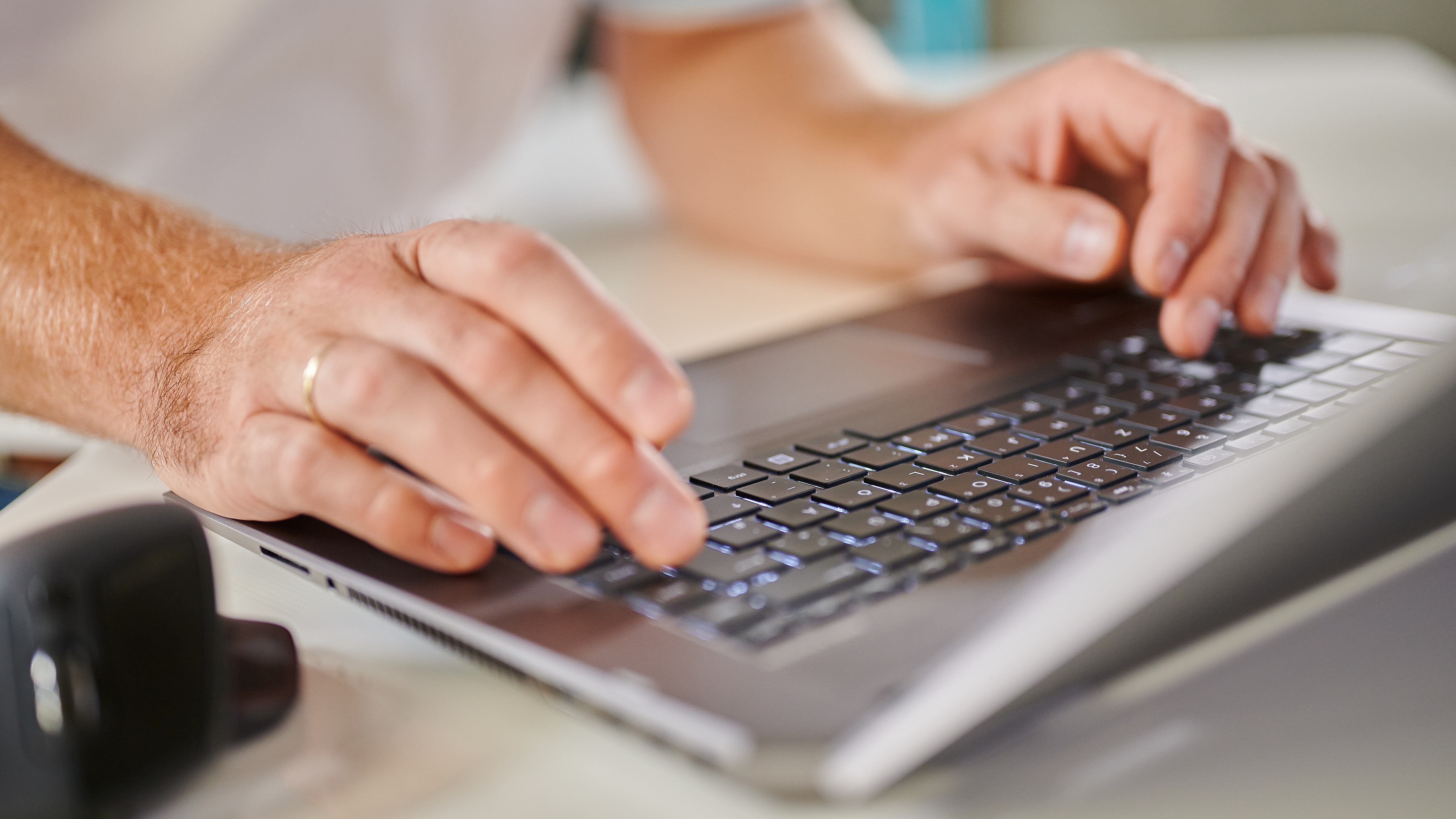 Un especialista en reembolsos protésicos en su laptop