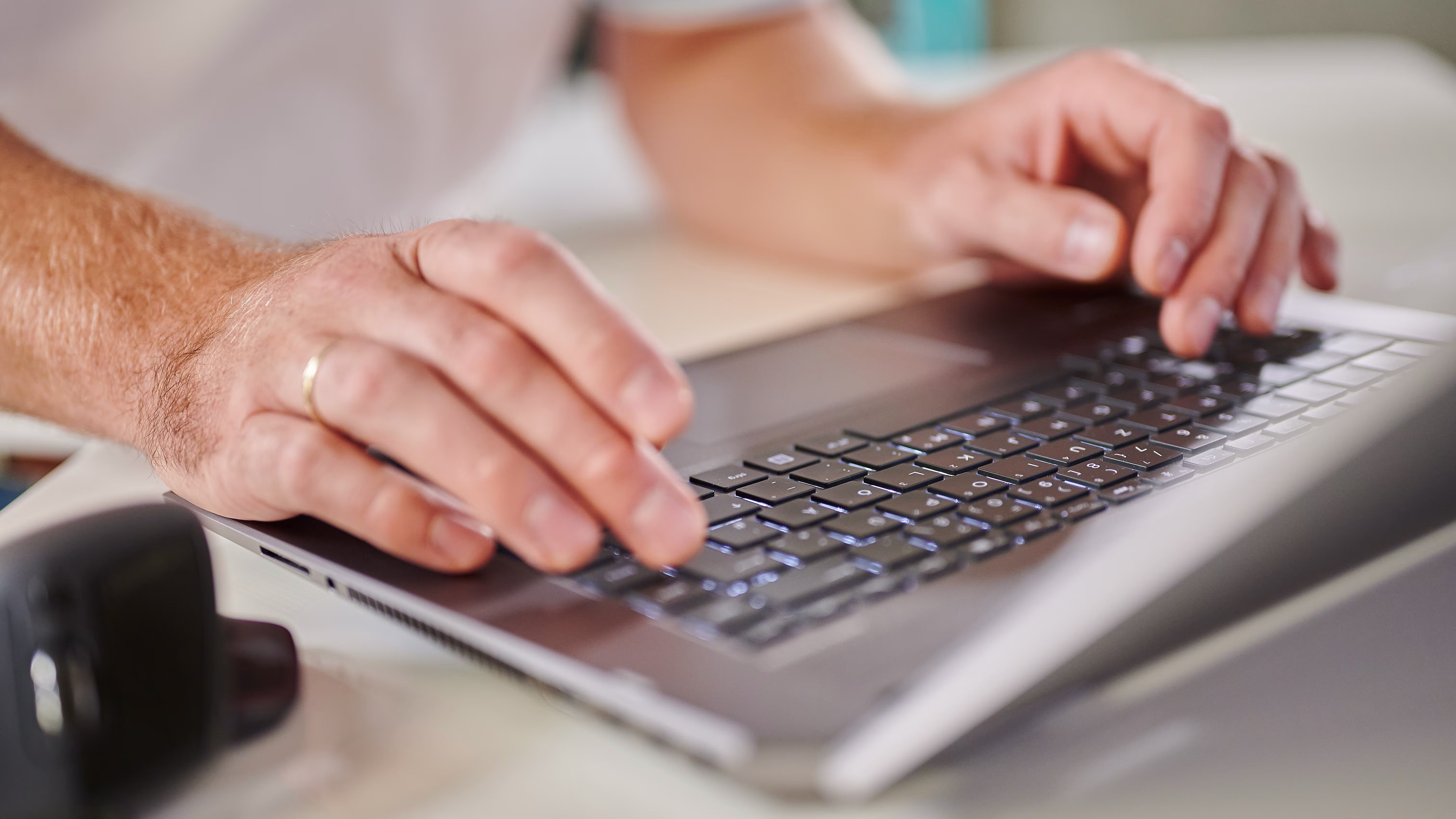 Un especialista en reembolsos protésicos en su laptop