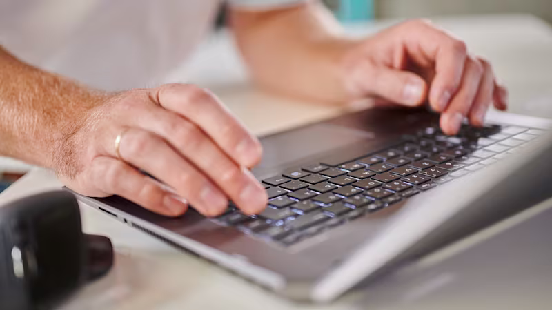 Un especialista en reembolsos protésicos en su laptop