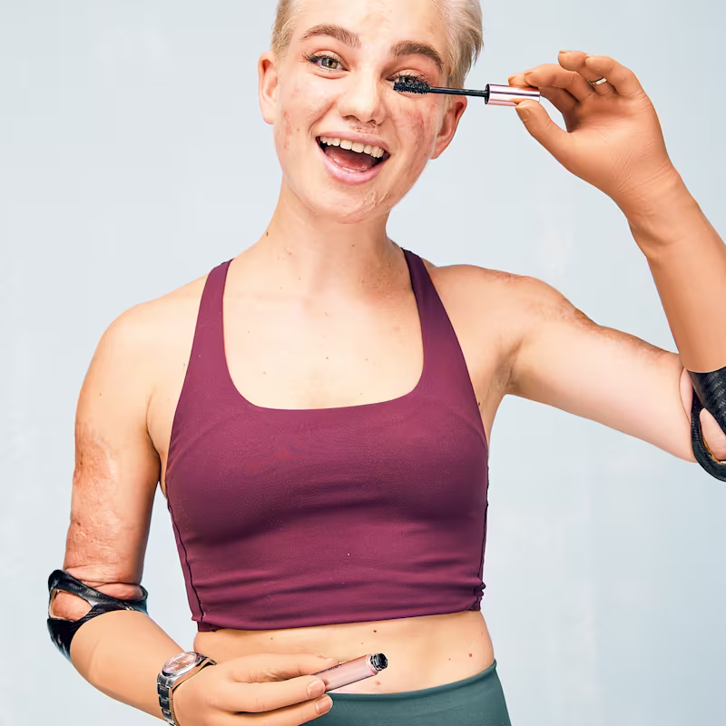 Paralimpik sporcu Bebe, özel Ottobock biyonik eliyle kirpiklerine maskara uyguluyor