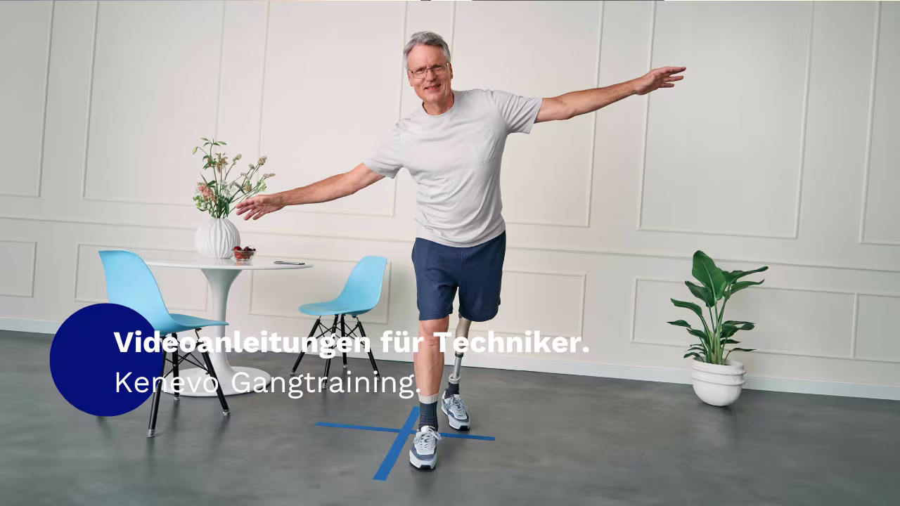 Ein amputierter Mann übt das Laufen mit dem mechatronischen Kniegelenk Kenevo von Ottobock.